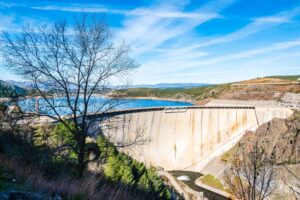 beautiful-scenery-el-atazar-reservoir-madrid-spain-blue-sky